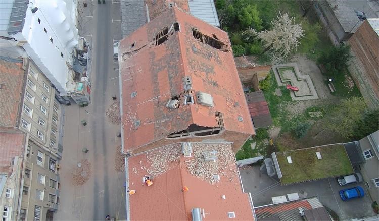 Slika: BRUNO KEKEZ    Fotografije su snimljene bespilotnom letjelicom (dronom) 22. ožujka na lokaciji Gajeva ulica. Civilna zaštita Grada Zagreba zatražila je pomoć prilikom izvida šteta na krovištima 